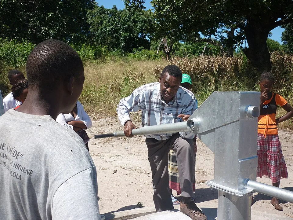 Demonstração de uma bomba manual de água numa comunidade em Moçambique